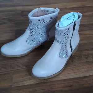 Cool way pinkish bootie